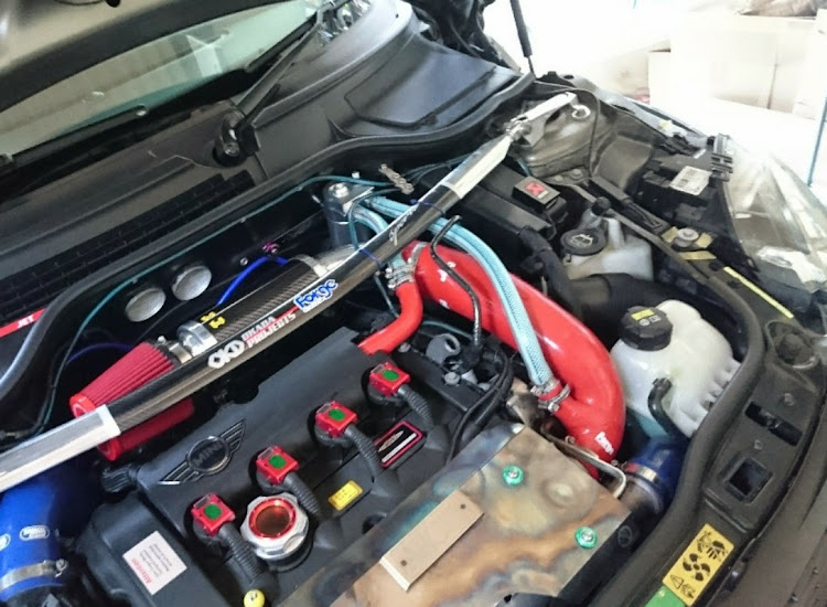 ミニクーパーSのオイルキャッチタンク取付・見た目ヨシ！・レーシー風