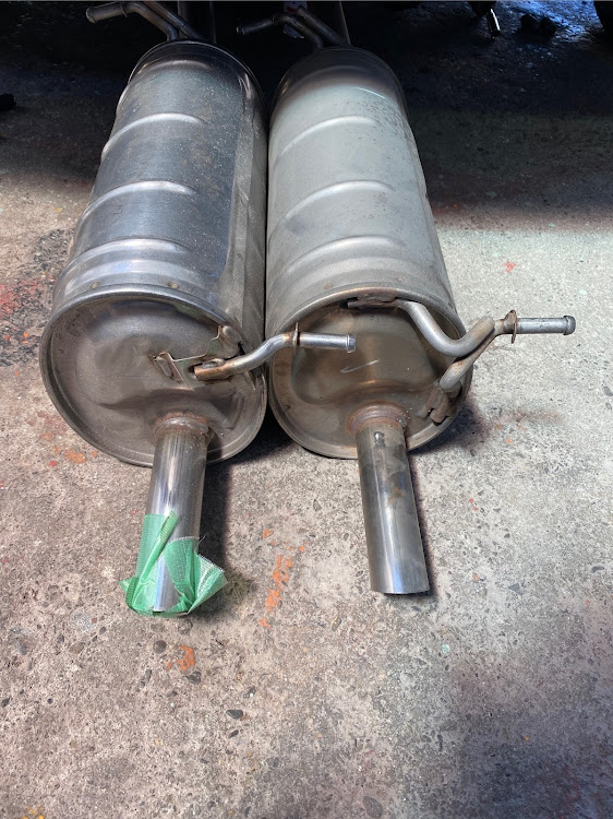 サクシードバンのなんちゃって・デュアルマフラー・プロボックスバン