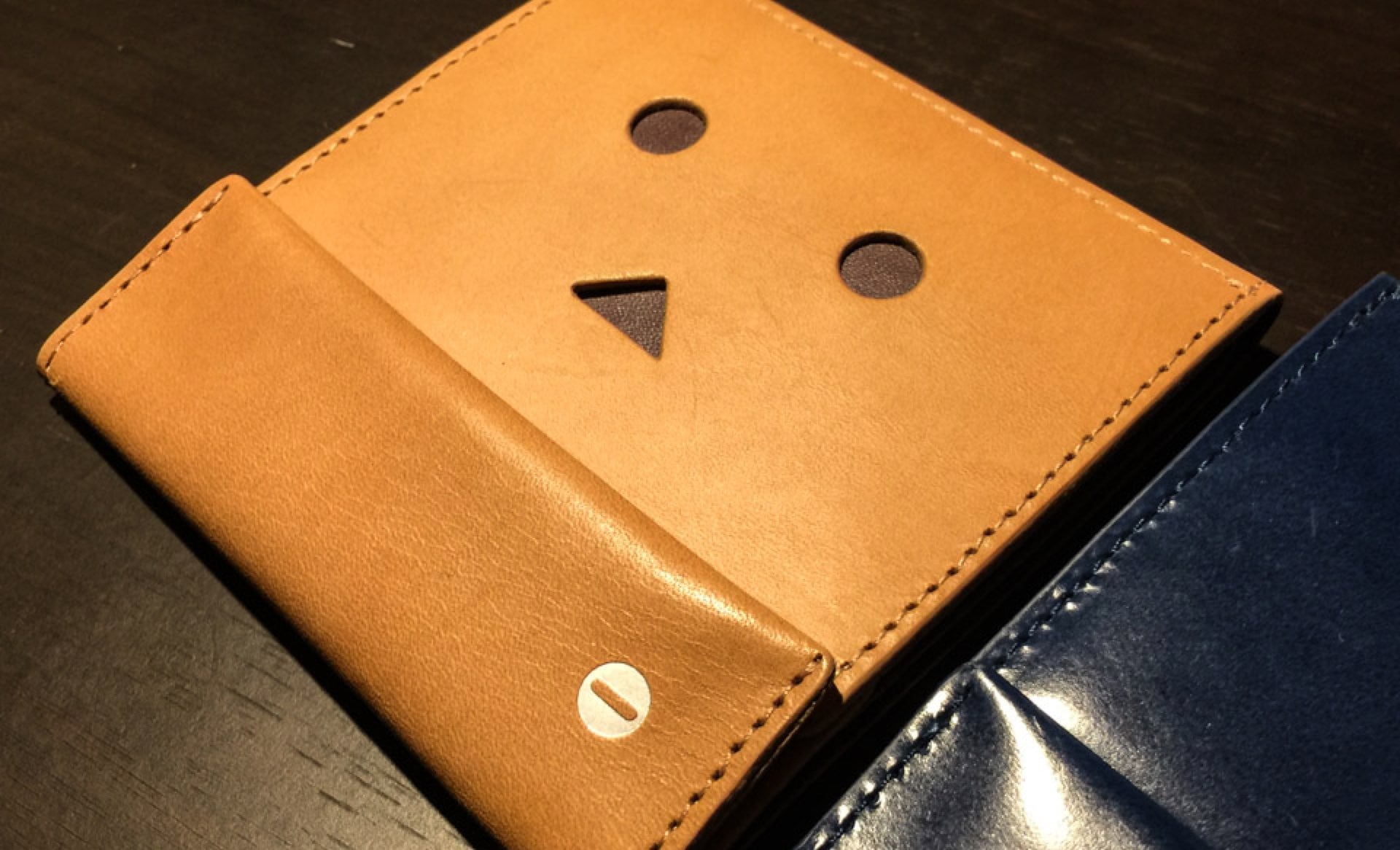 財布に目と口がついて、手触りも楽しい「薄い財布 ダンボー ver