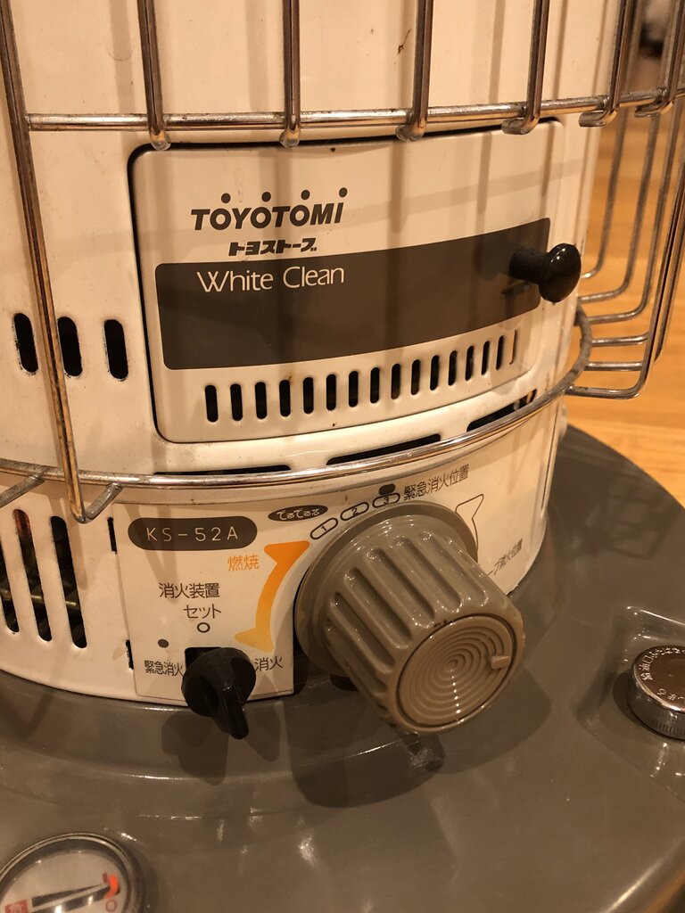 購入した石油ストーブ。 : テントの中のネコ