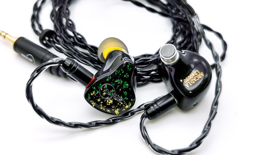 ZiiGaat x HBB: Arcadia」 HBB氏コラボによる2BA+1DD構成。Knowles製BA