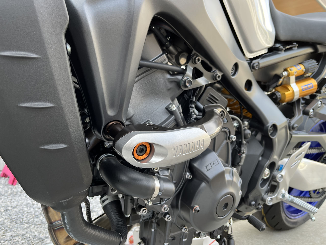 MT-09 SPにサイドプロテクターを付けた : Salaryman C3