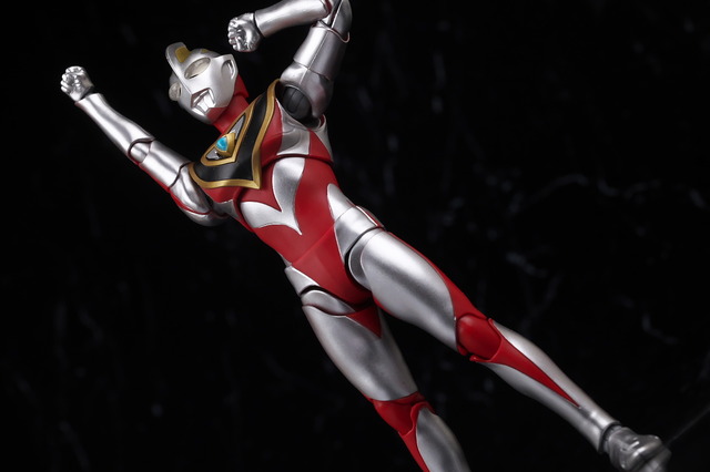 S.H.フィギュアーツ(真骨彫製法) ウルトラマンガイア(V2) レビュー