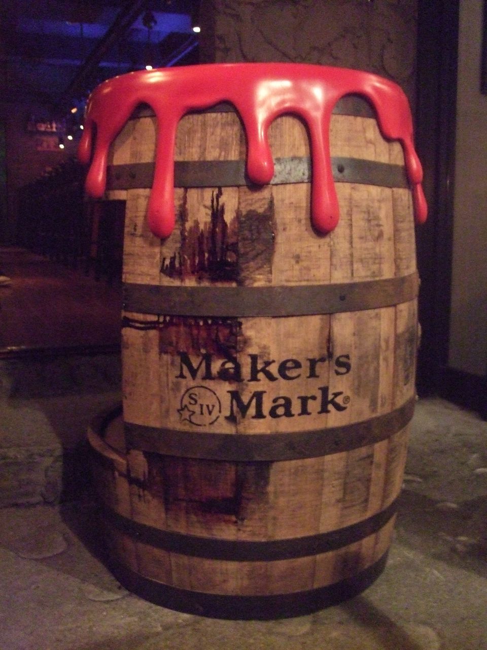 メーカーズマークの空樽、嗅いでみてください : BAR jagatkana