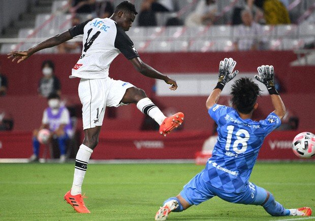 柏FWオルンガが2020年J1得点王！スパイク型トロフィーをクローズアップ