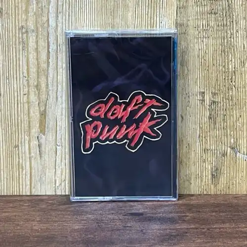 IOによる最新アルバム『JUST ALBUM』が180g重量盤仕様の2LPにて