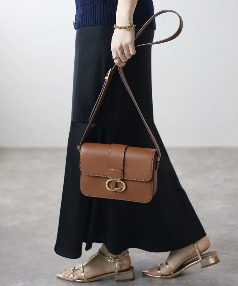 ロゴバックル付き本革 ショルダーバッグ – LOEKA