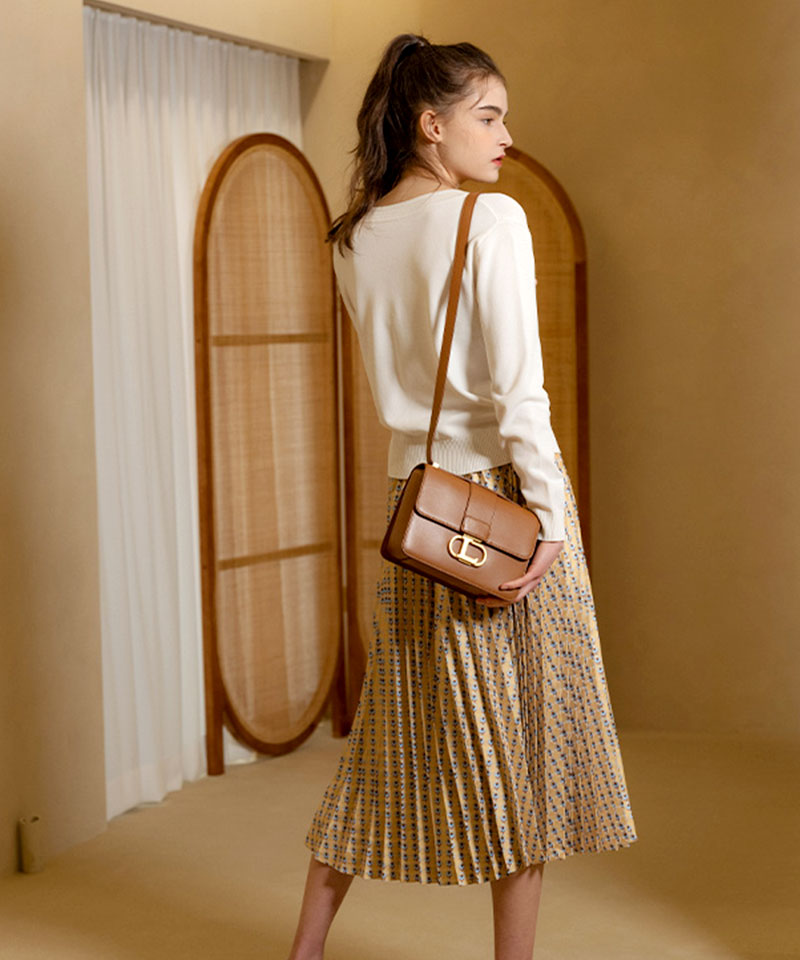 オブジェM ロゴバックル付き本革ショルダーバッグ – LOEKA