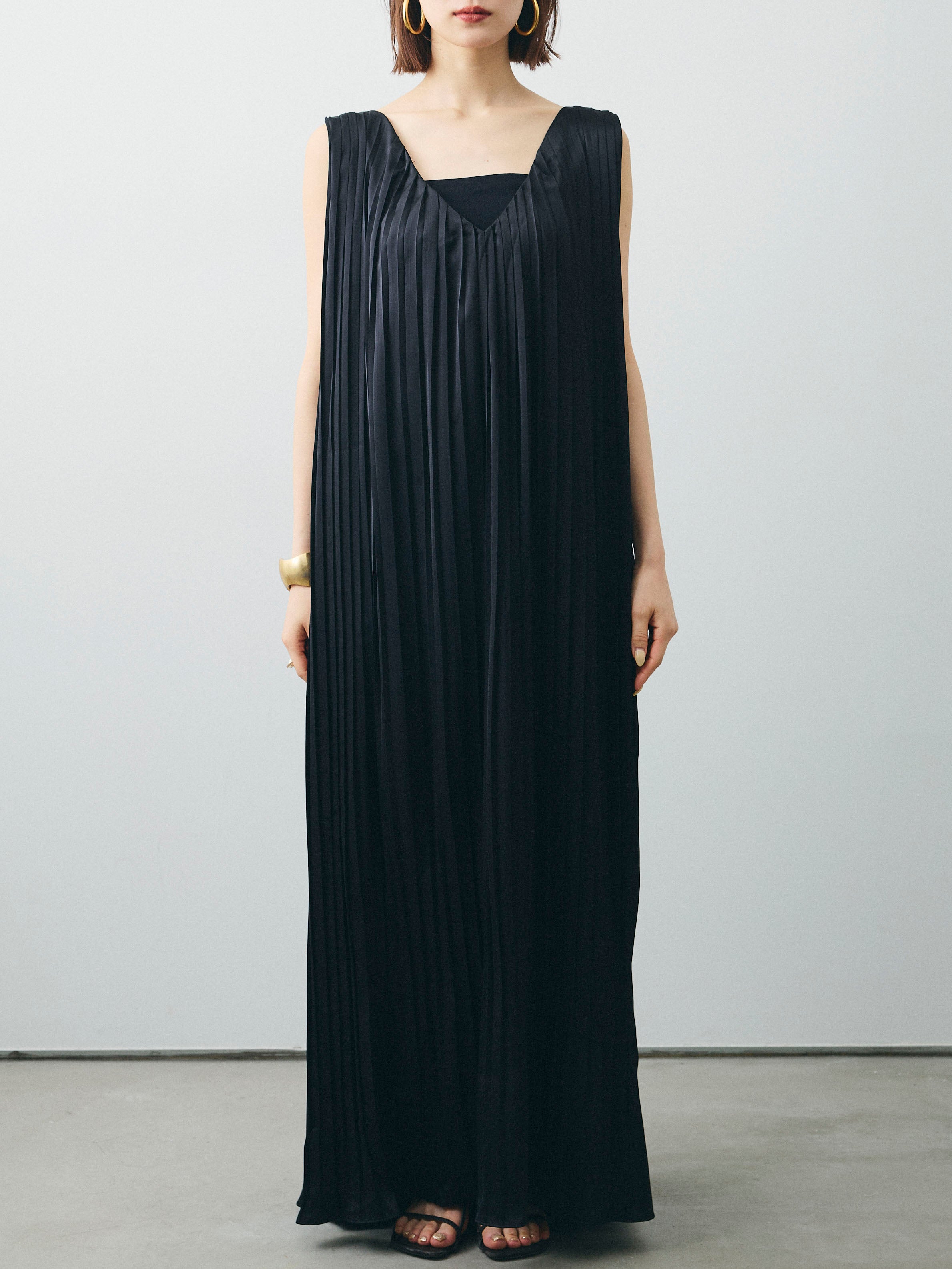 予約]サテンプリーツVネックワンピース/ブラック – Lumier