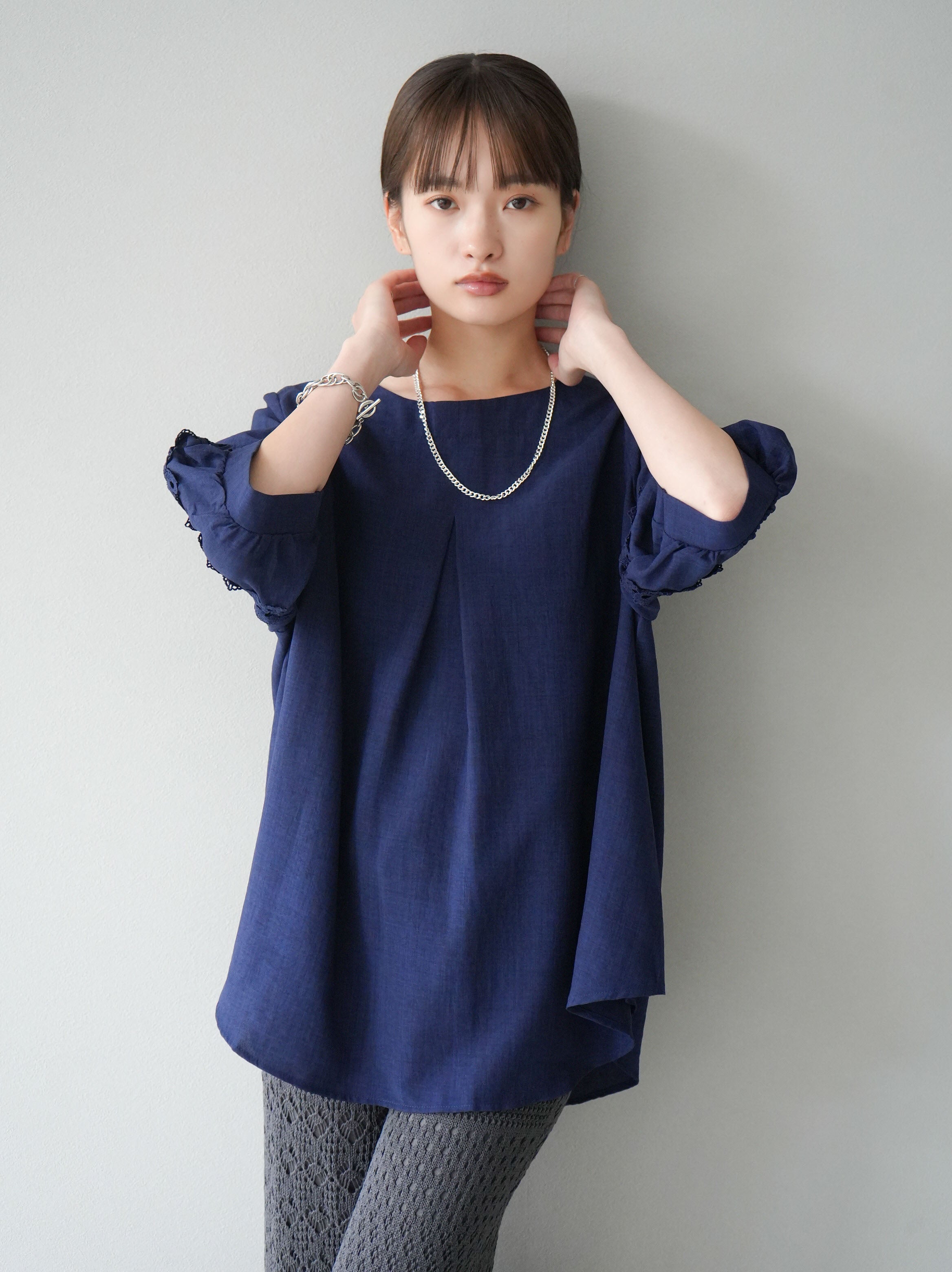 予約]リネンタッチ袖カットワークタックブラウス/ネイビー – Lumier