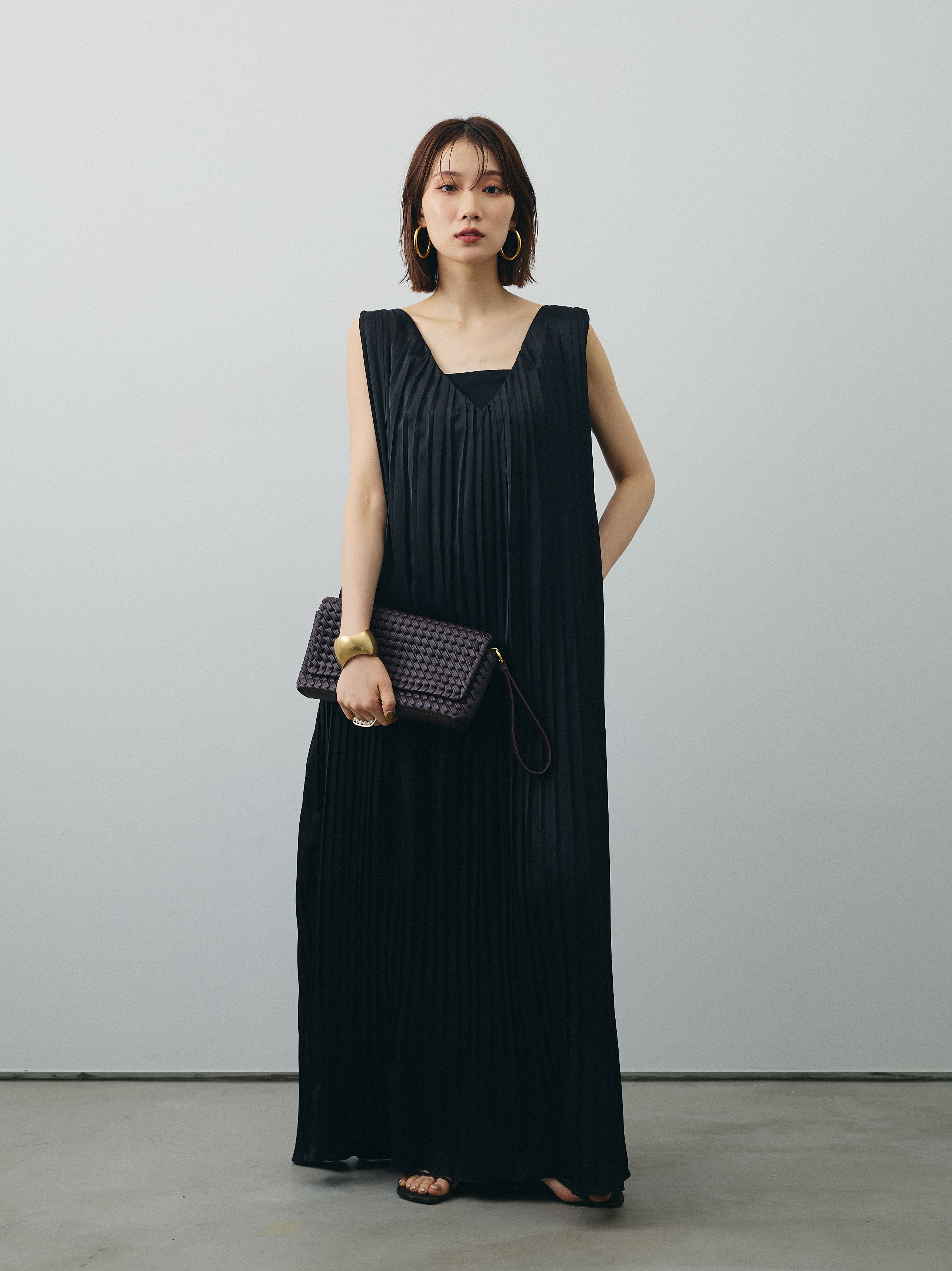 予約]サテンプリーツVネックワンピース/ブラック – Lumier