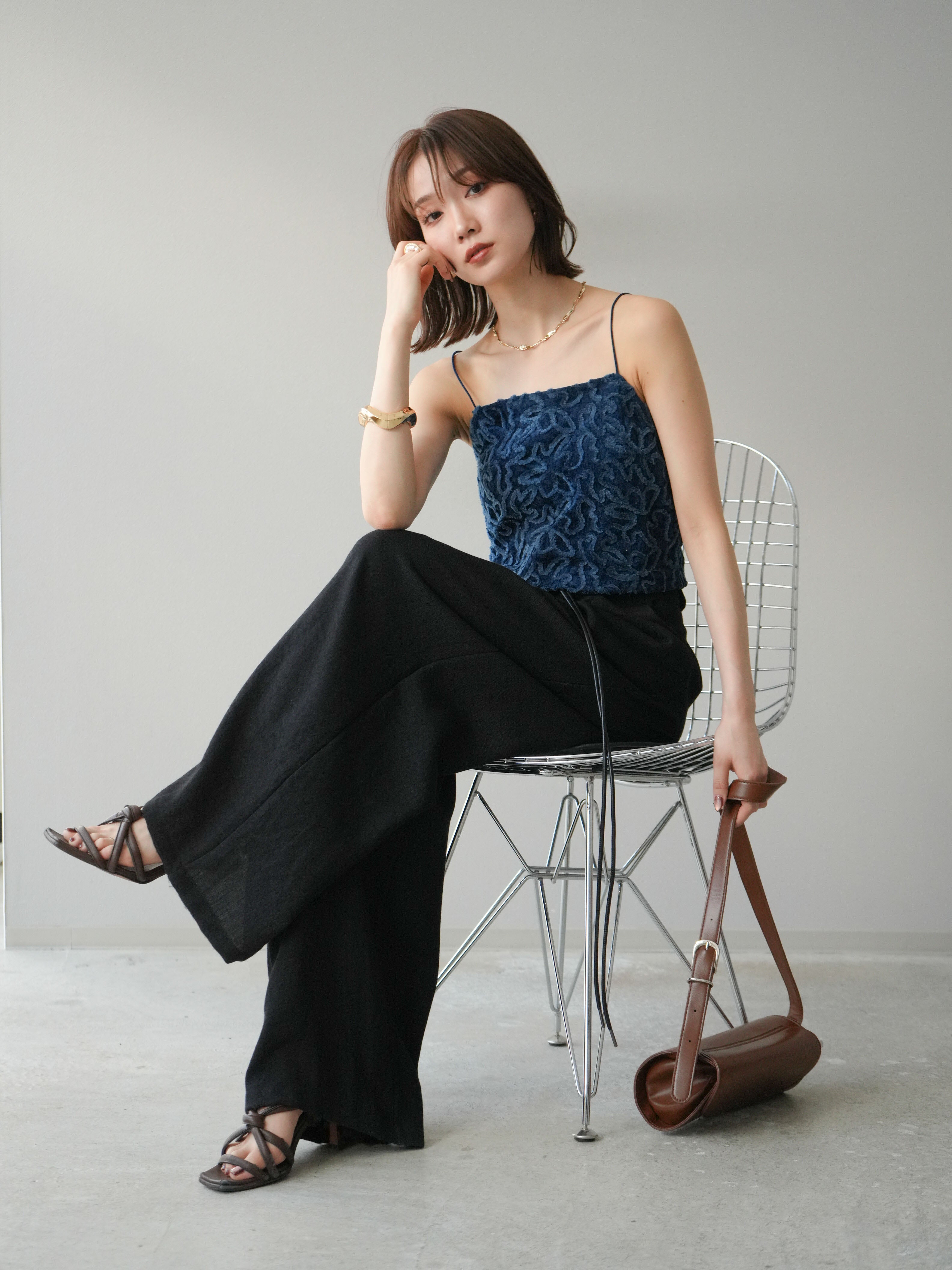 予約]パイピングフラワーシアーベロアキャミソール/ネイビー – Lumier