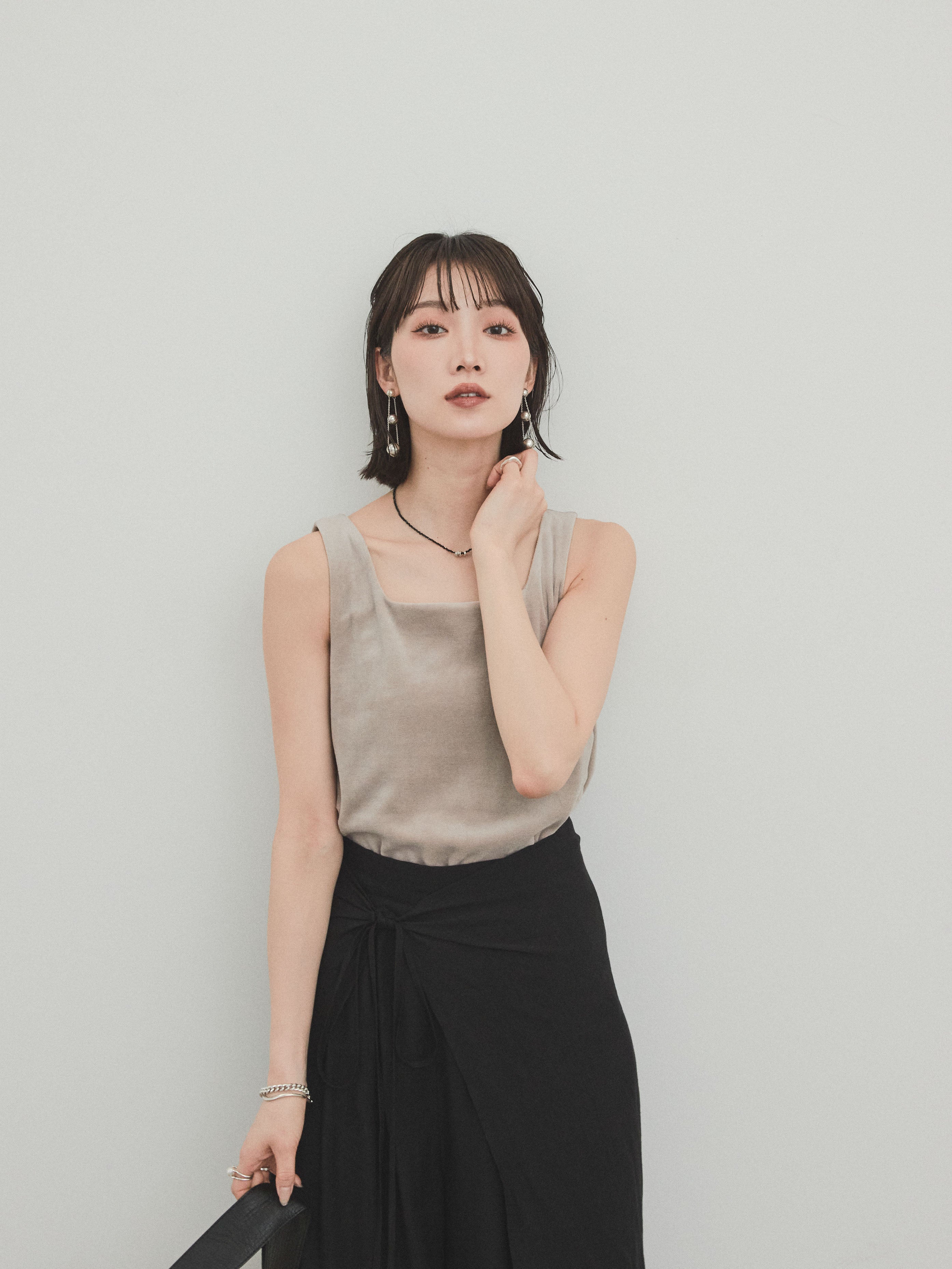 予約]スクエアベロアタンクトップ/グレージュ – Lumier