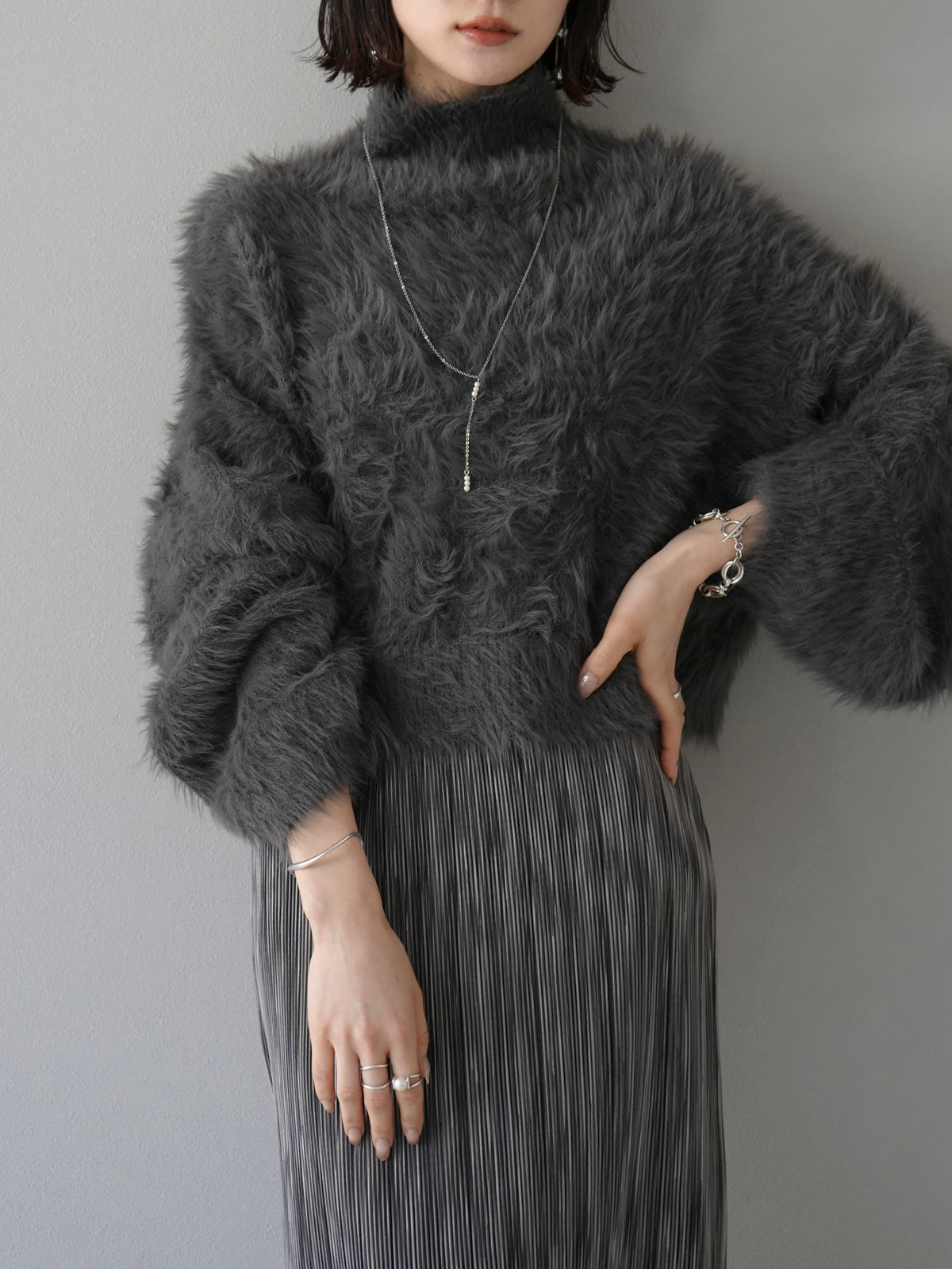 予約]ハイネックボリュームスリーブシャギーニット/チャコール – Lumier