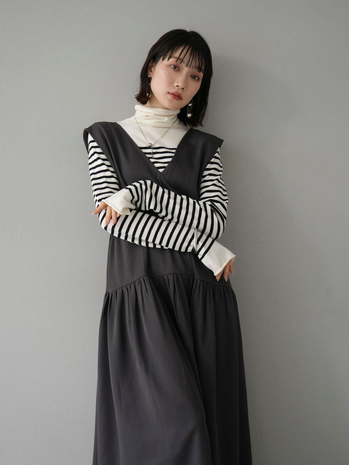 予約]Vネックドロストティアードワンピース/グレー – Lumier