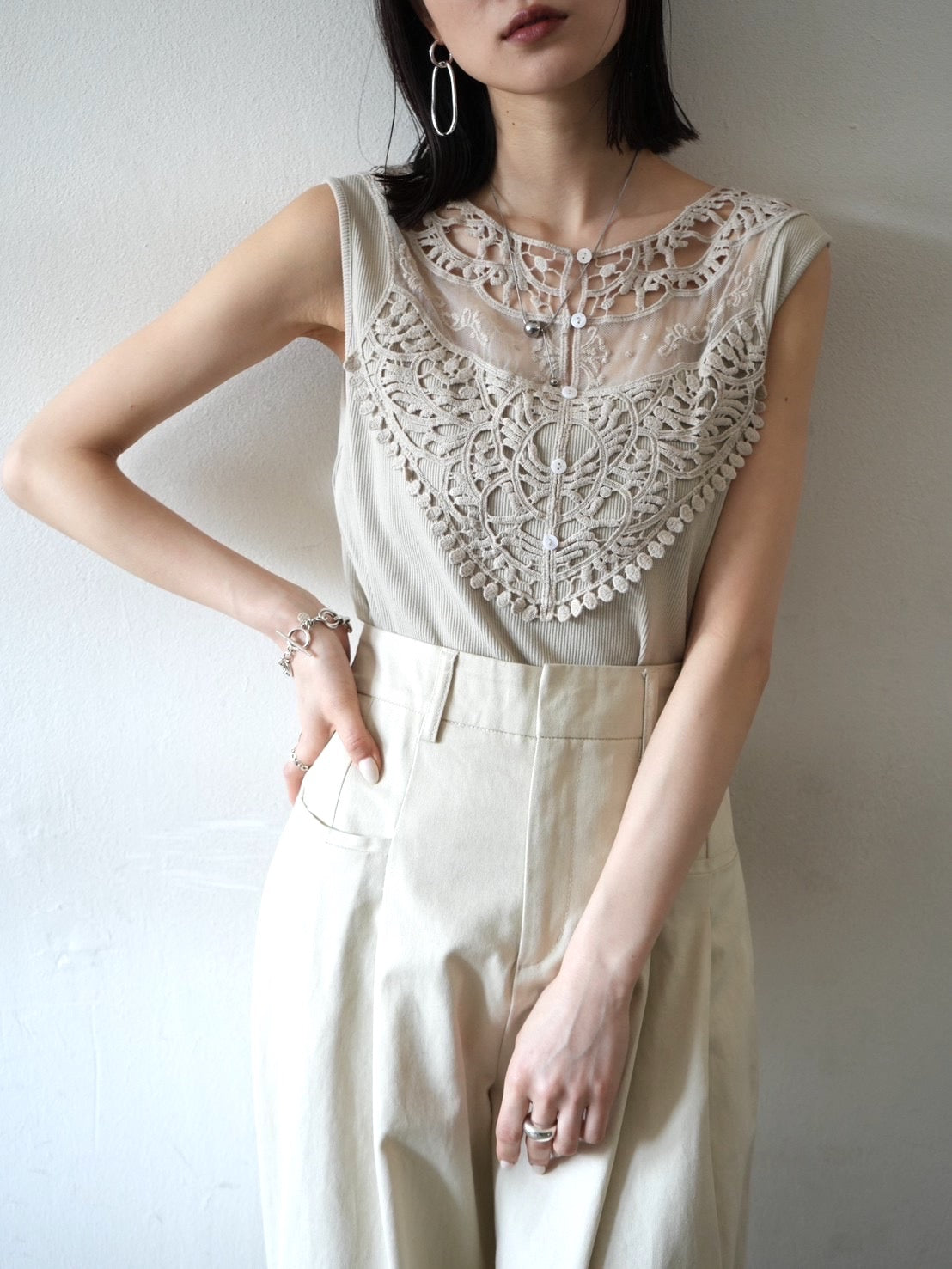 デザインレースタンクトップ/グレージュ – Lumier