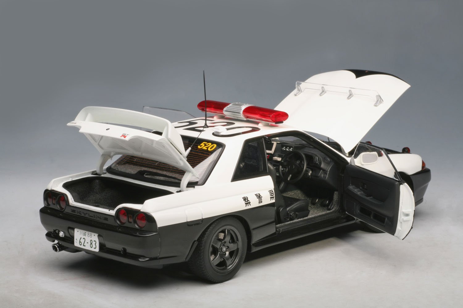 Amazon.co.jp: AUTOart 1/18 日産 スカイライン GT-R (R32) ポリスカー