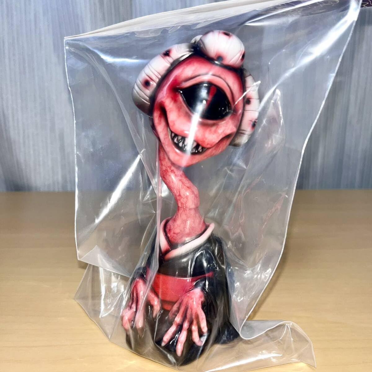 Amazon.co.jp: かっこわらい雑貨店 さちこ 黒 赤 縦線 目 妖怪