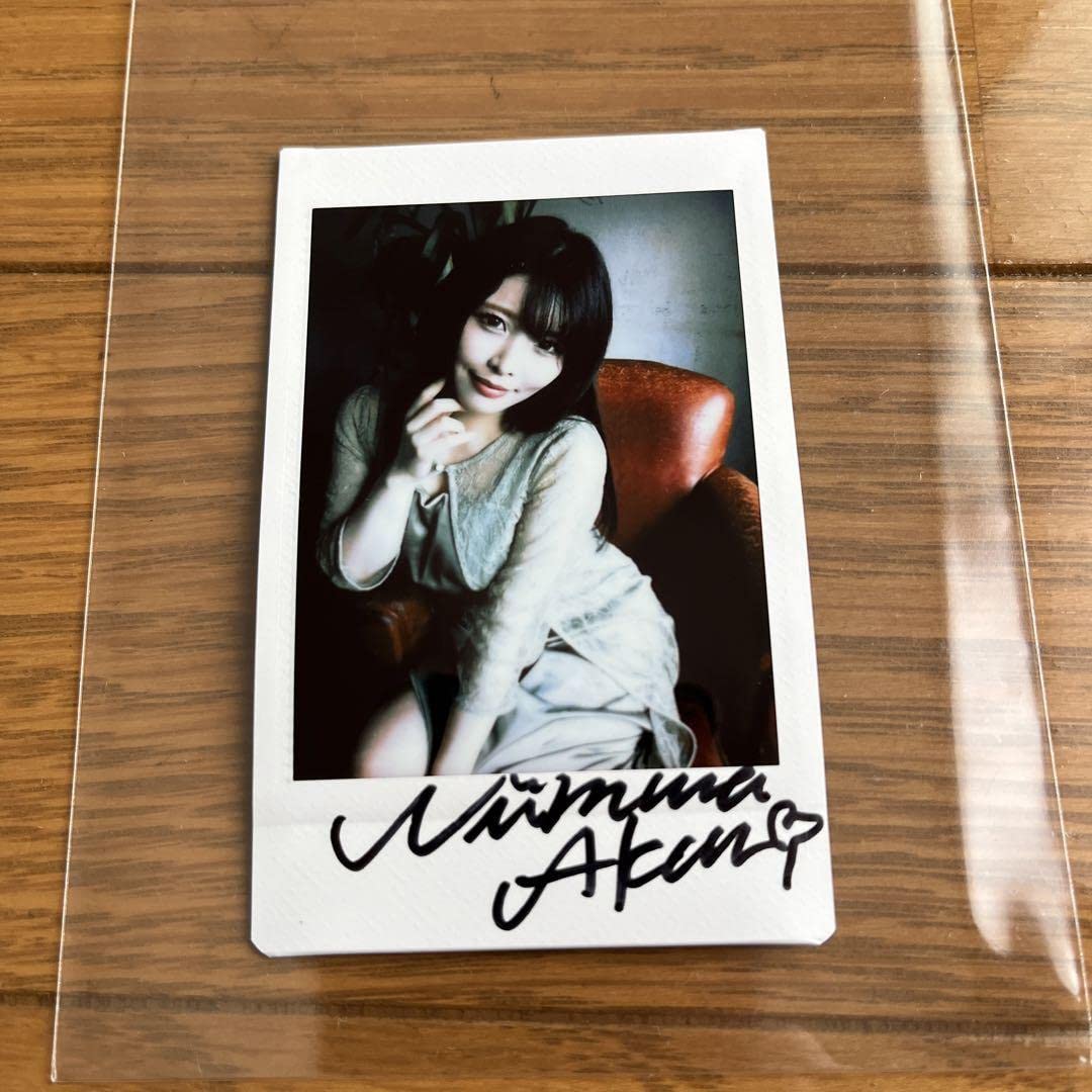 Amazon.co.jp: 新村あかり 直筆サイン入りチェキ : おもちゃ