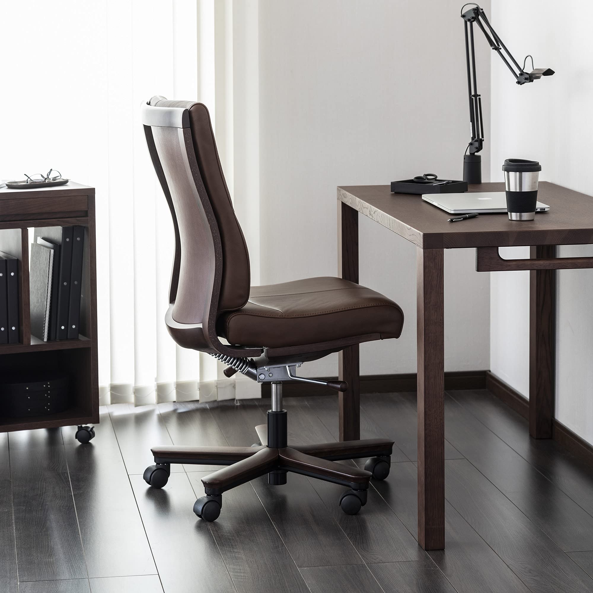 Amazon.co.jp: 【カリモク正規品】デスクチェア 肘無 テレワーク 在宅