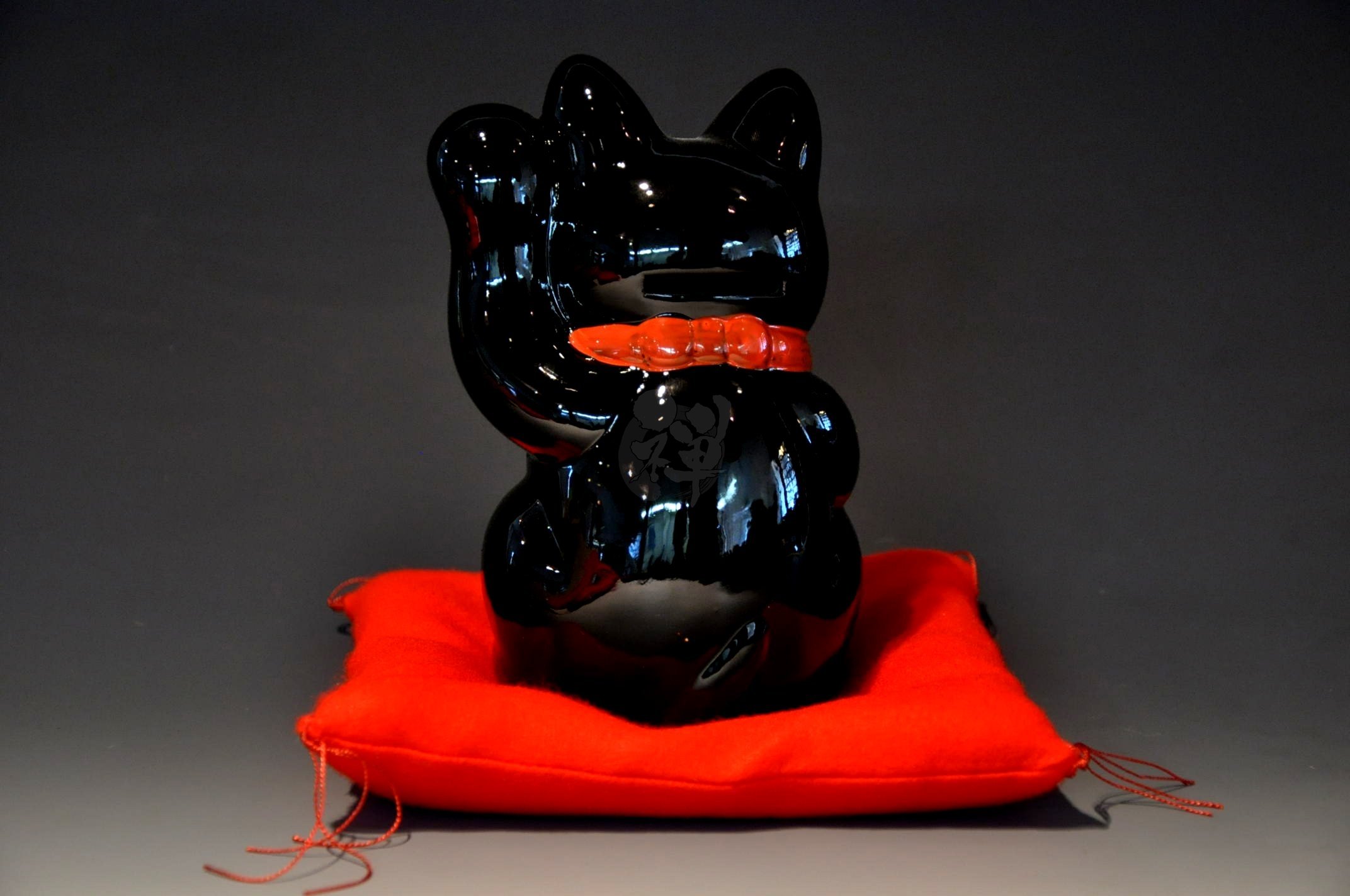 Amazon.co.jp: 常滑焼 招き猫 黒小判猫(左手) 5号 座布団付 [2796] 110