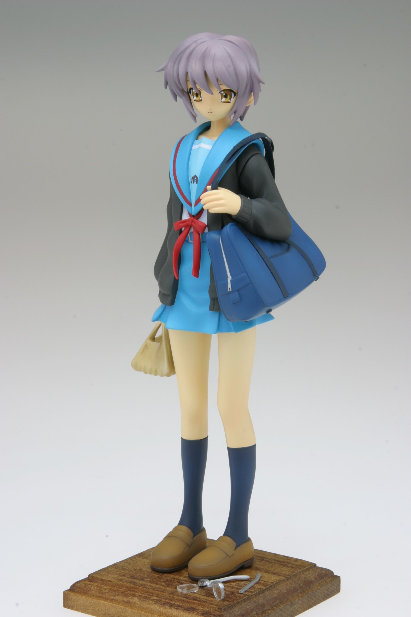 Amazon.co.jp: 涼宮ハルヒの憂鬱 長門有希 制服 立ちバージョン (1/10