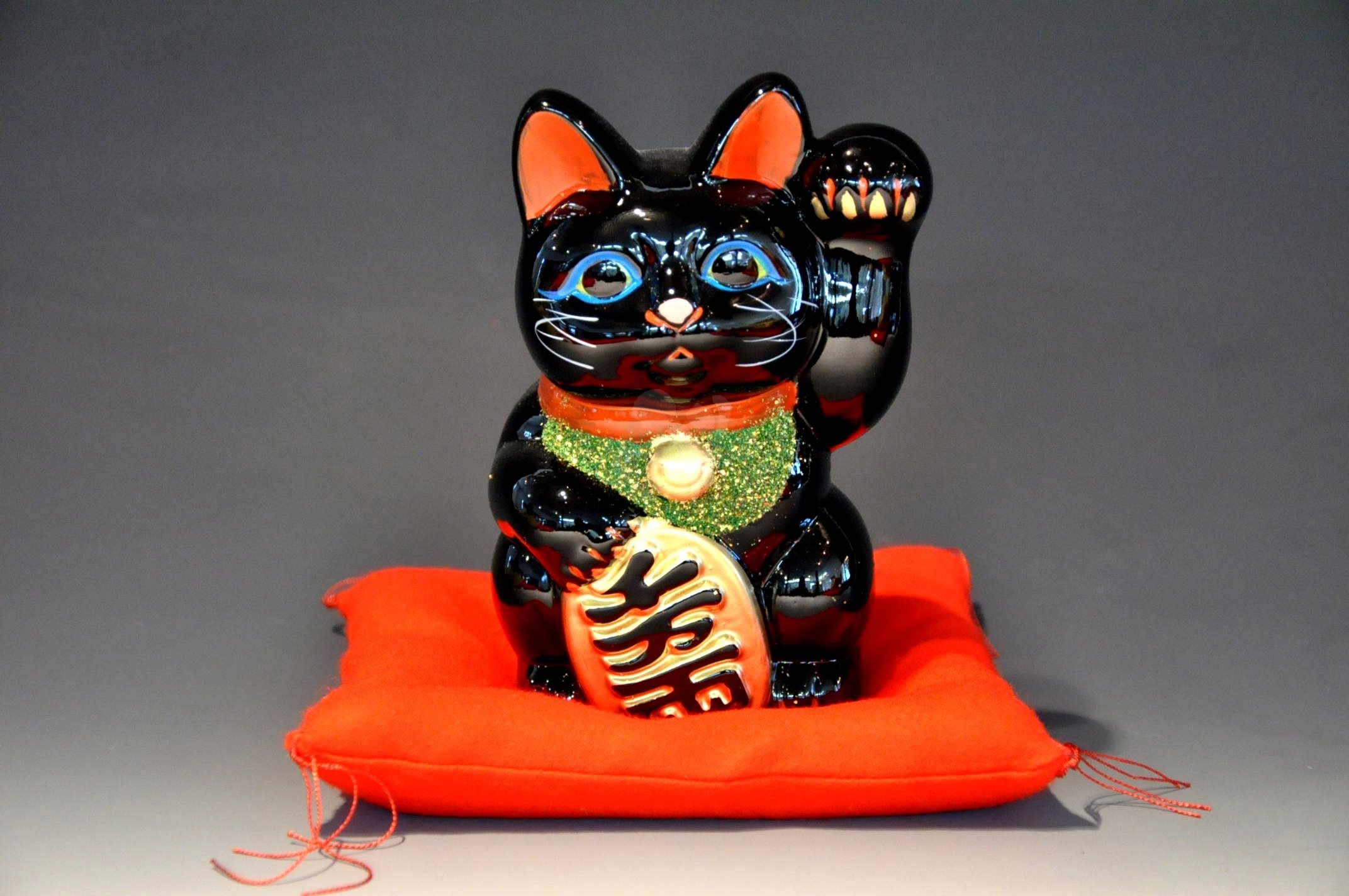 Amazon.co.jp: 常滑焼 招き猫 黒小判猫(左手) 5号 座布団付 [2796] 110