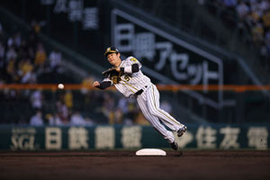 ニュース - 選手の道具紹介 - 中野拓夢選手 愛用のグラブを紹介<前編