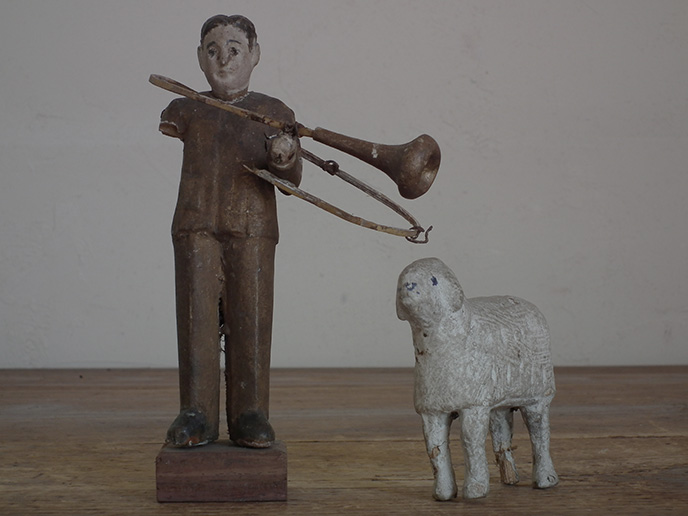 G02186 アンティーク 古い木彫りの羊とラッパを持つ羊飼い | MANSIKKA