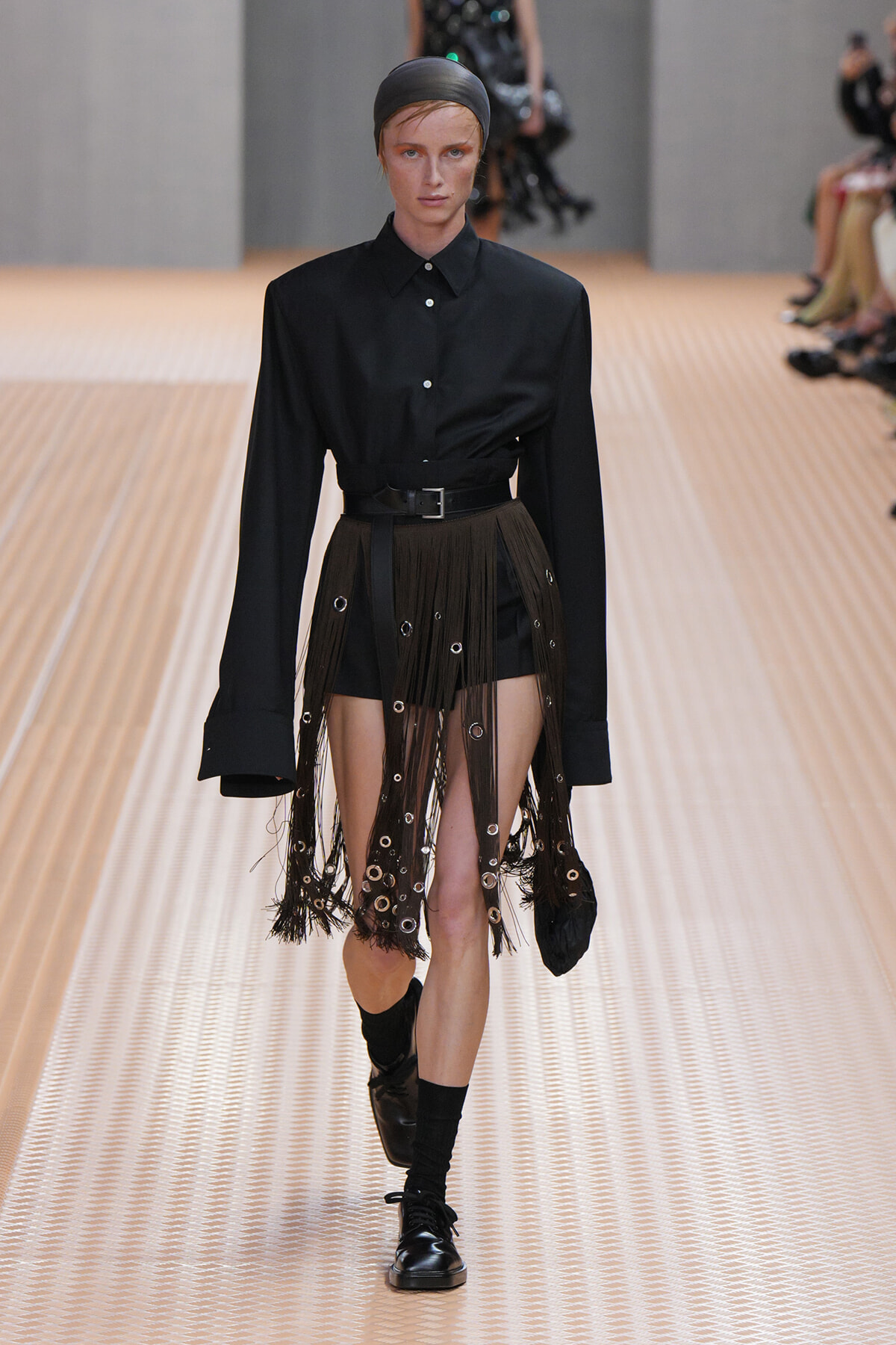 フリンジと刺繍に宿る、プラダの美しき手仕事。｜Fashion