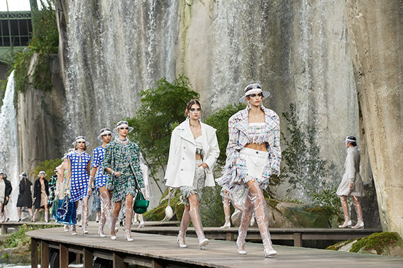 清涼な水を纏ったようなシャネルの最新コレクション。｜Le cercle