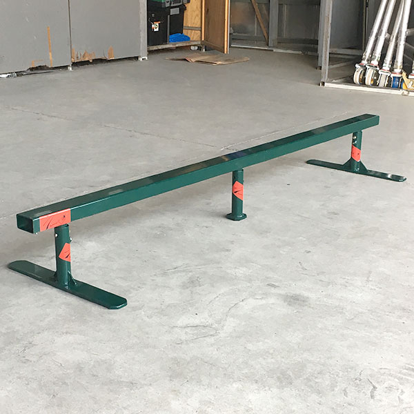 室内 鉄棒、体育体操マット、スケートボードセクション スケボーレール