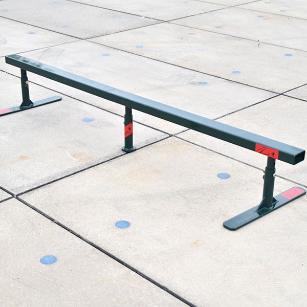 室内 鉄棒、体育体操マット、スケートボードセクション スケボーレール