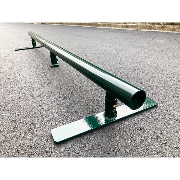 室内 鉄棒、体育体操マット、スケートボードセクション スケボーレール