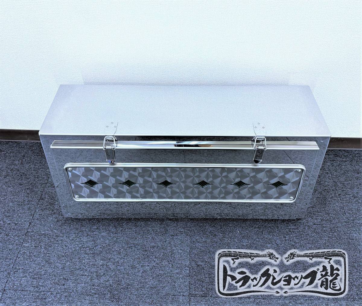 ステンレス製 工具箱 750サイズ 鏡面×鱗柄 丸棒 菱アンドン LEDライト