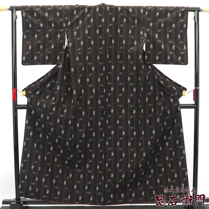 春一番の日に着たい色】【中古】 紬 琉球絣風 袷 レディース 正絹 黒