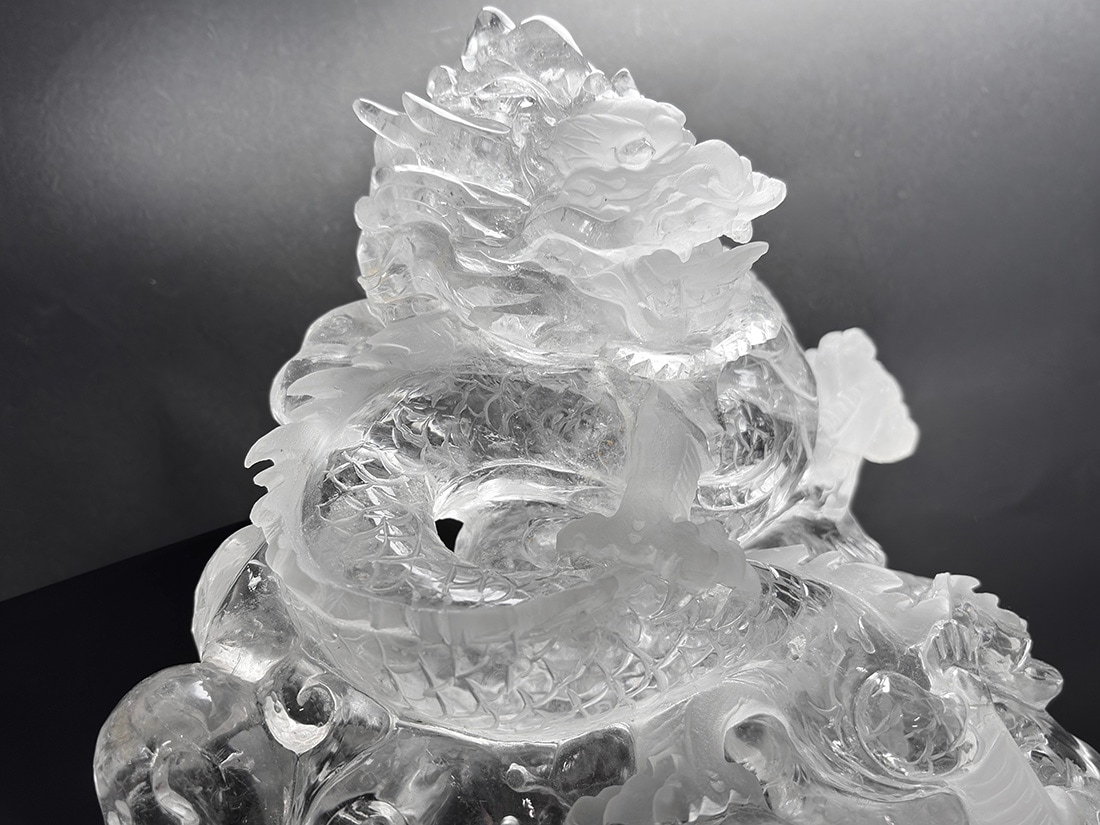 水晶 龍彫刻 (木製台座付き)