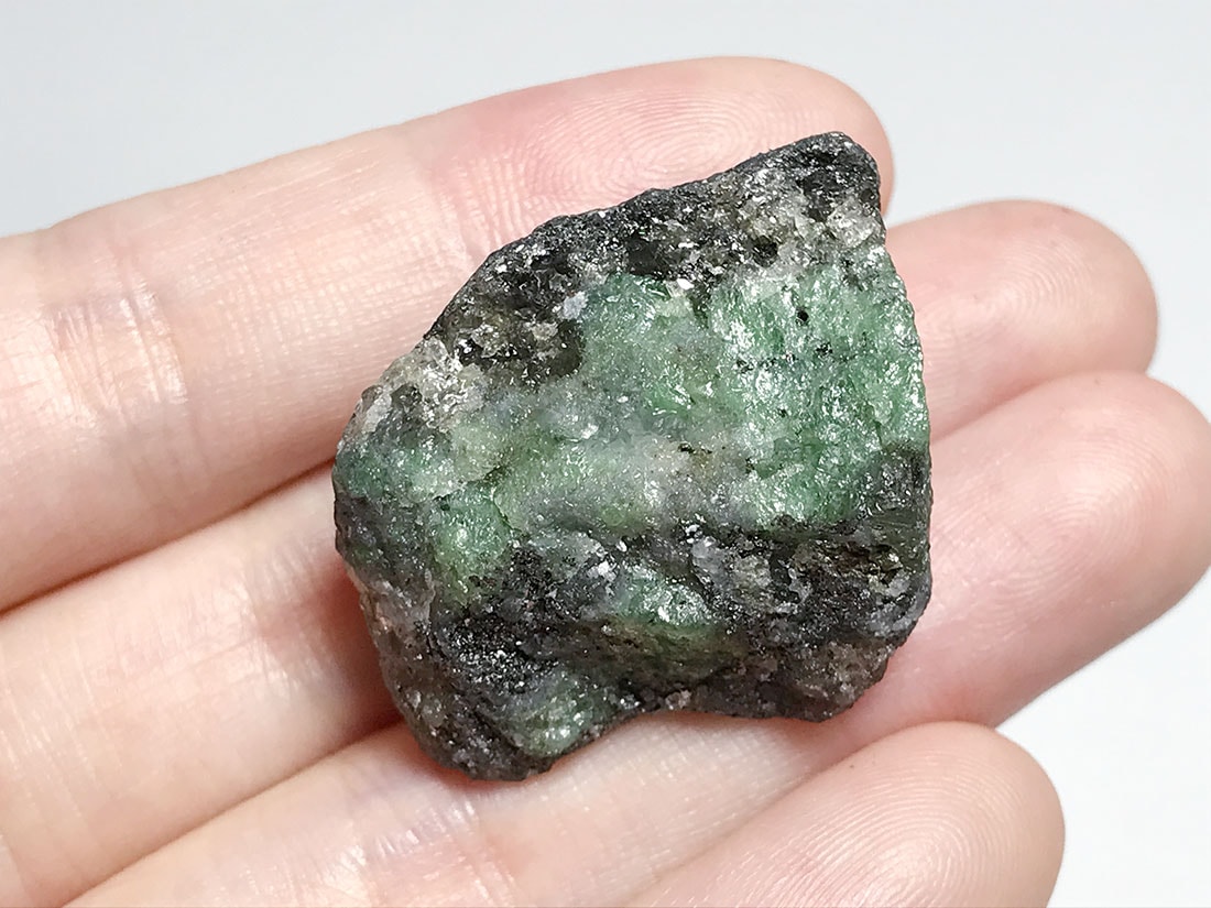 タンザニア産ツァボライト(グリーンガーネット)