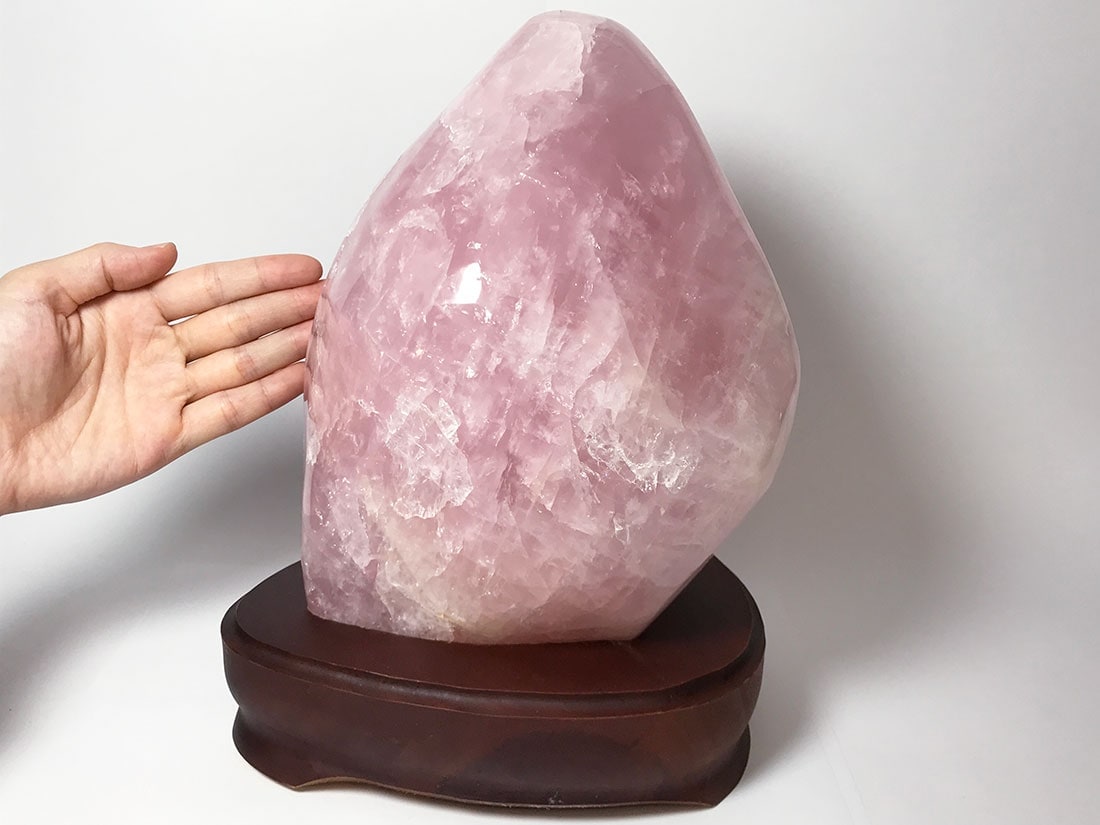 ブラジル産ローズクォーツ (木製台座付き)