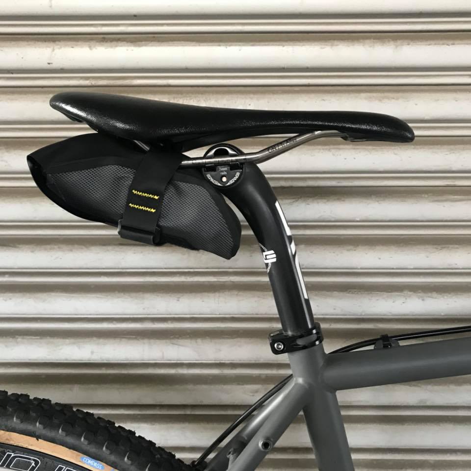 アピデュラ エクスペディション ツールパック サドルバッグ (0.5L