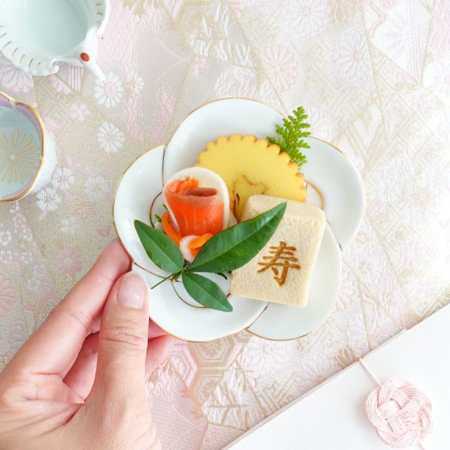 有田焼 金線梅結び 小皿 ｜ 四季折々のおしゃれな和食器通販サイト