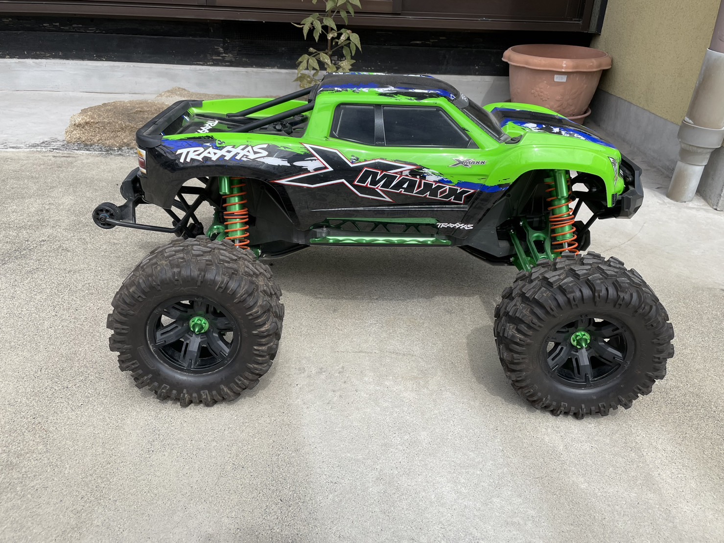 程度極上品 総額35万円 バッテリー2本付き トラクサス X-MAXX 【中古