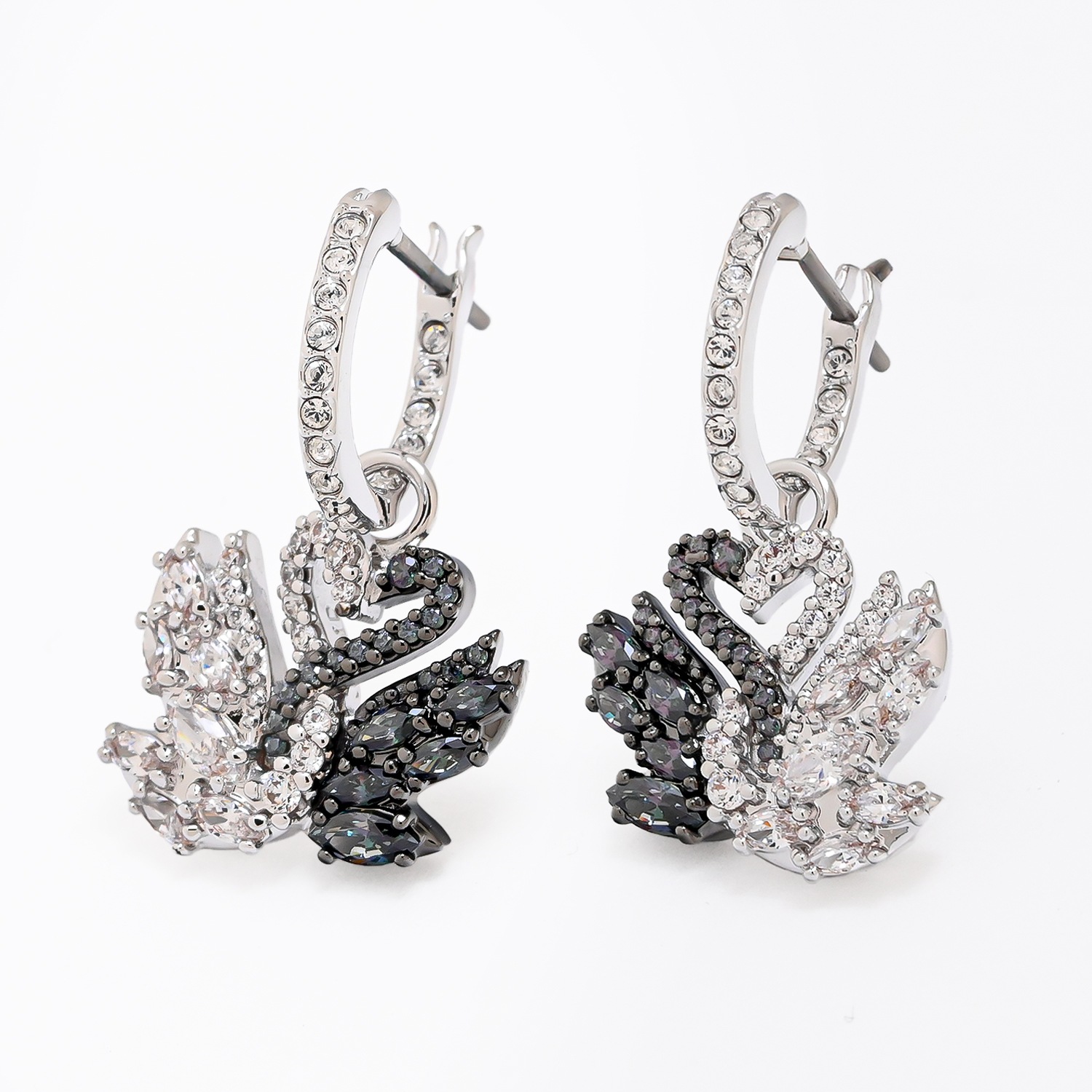 スワロフスキー SWAROVSKI ピアス Swan スワン ブラック クリア