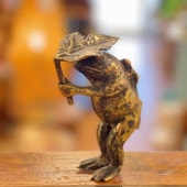 皿を持つカエル／カエルのオブジェ／かえるの置物 ／真鍮製 | <font