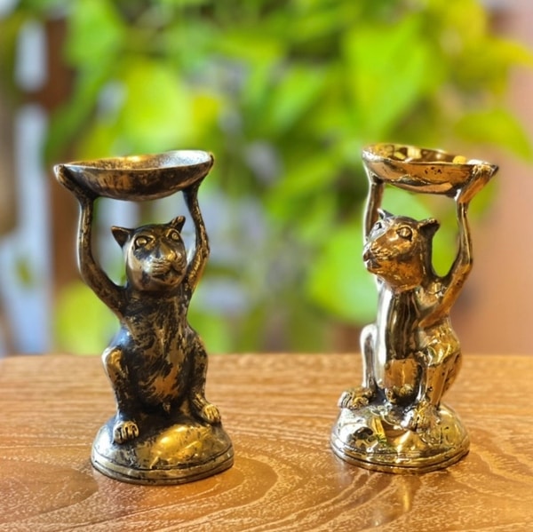 皿を掲げる猫／皿を持ち上げる猫／真鍮のネコ／真鍮製 オブジェ