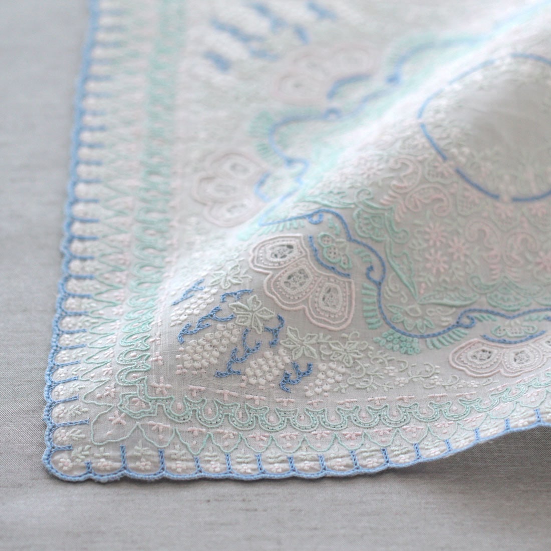 送料無料】汕頭手刺繍 ハンカチ ヘリテージ 7509 | レディース