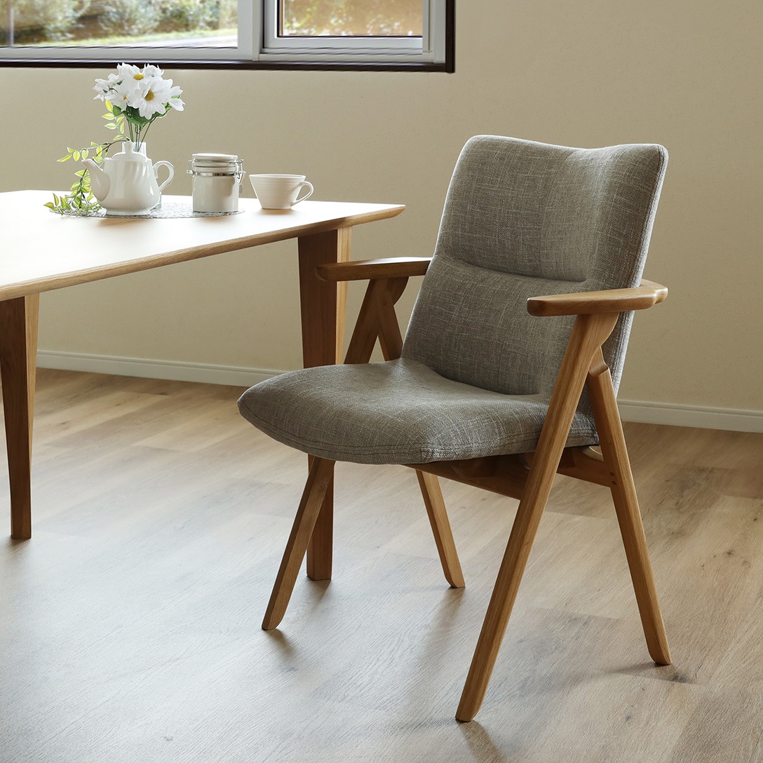 無垢材 肘付き ダイニングチェア｜長時間ゆったりとくつろげる特別な1