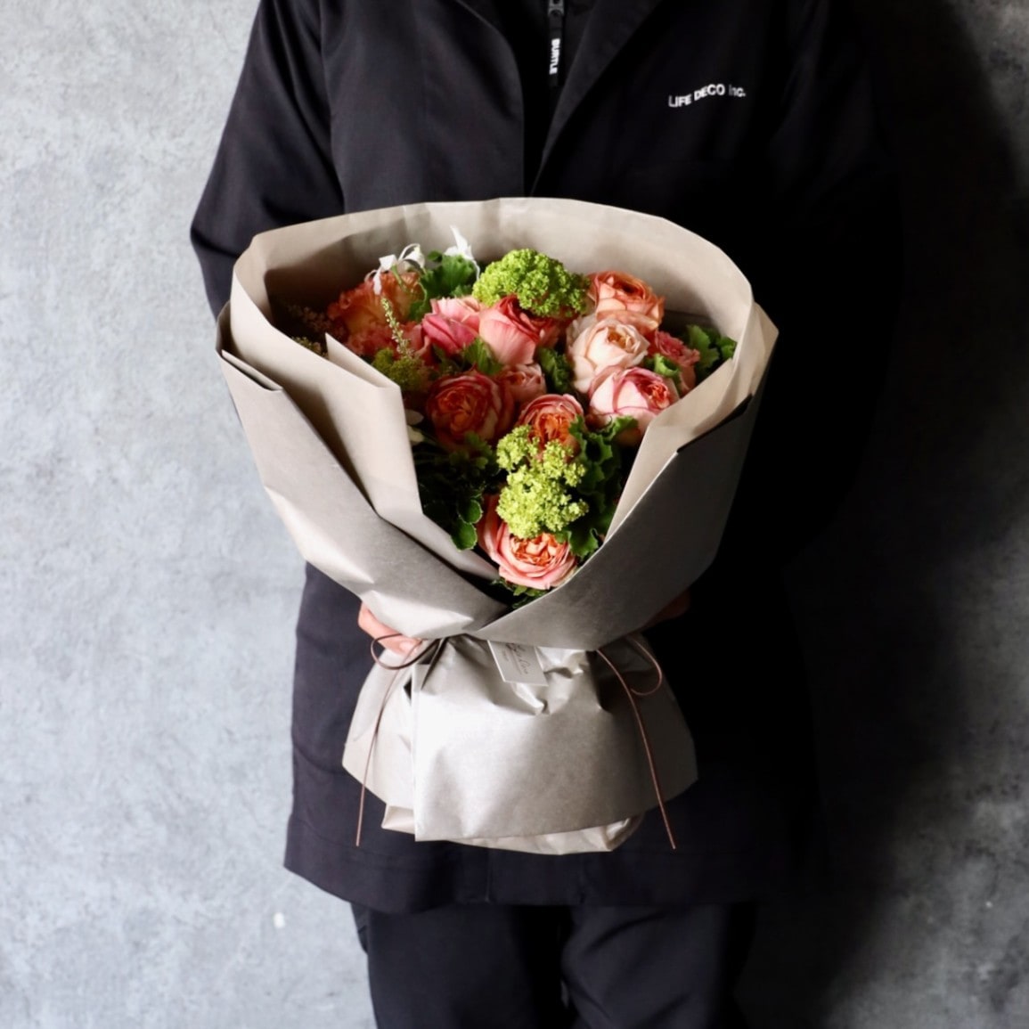 特選花束M「朱華 hanezu」心にやすらぎを届ける、穏やかな花の調べ