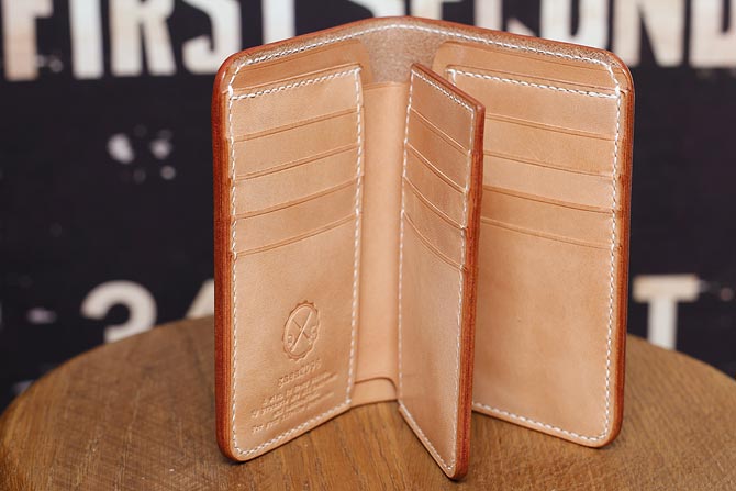 ヌメ革 二つ折り メンズ 財布 小銭入れなし 手縫い ミドルウォレット