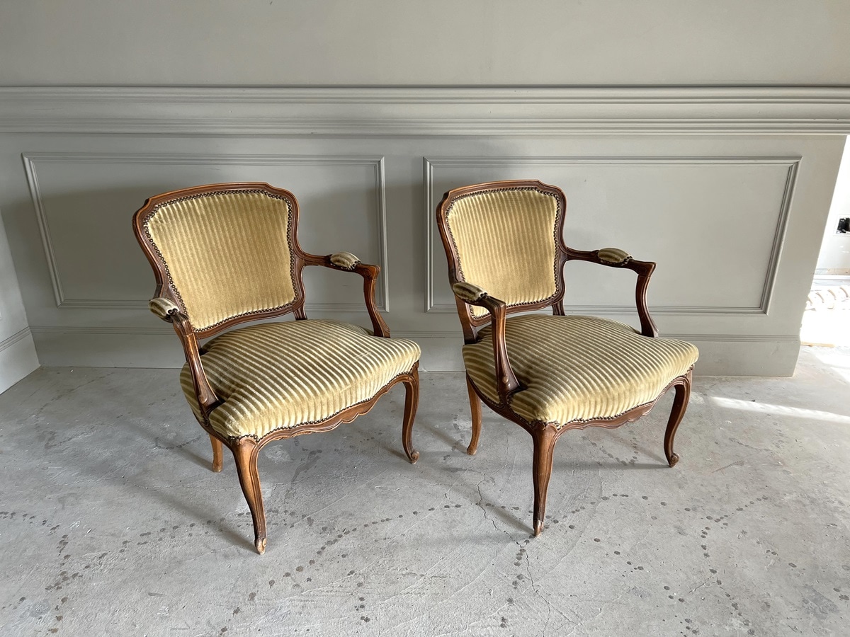 SALE》ルイ15世様式 ストライプ柄モケットが魅力のオークアームチェア